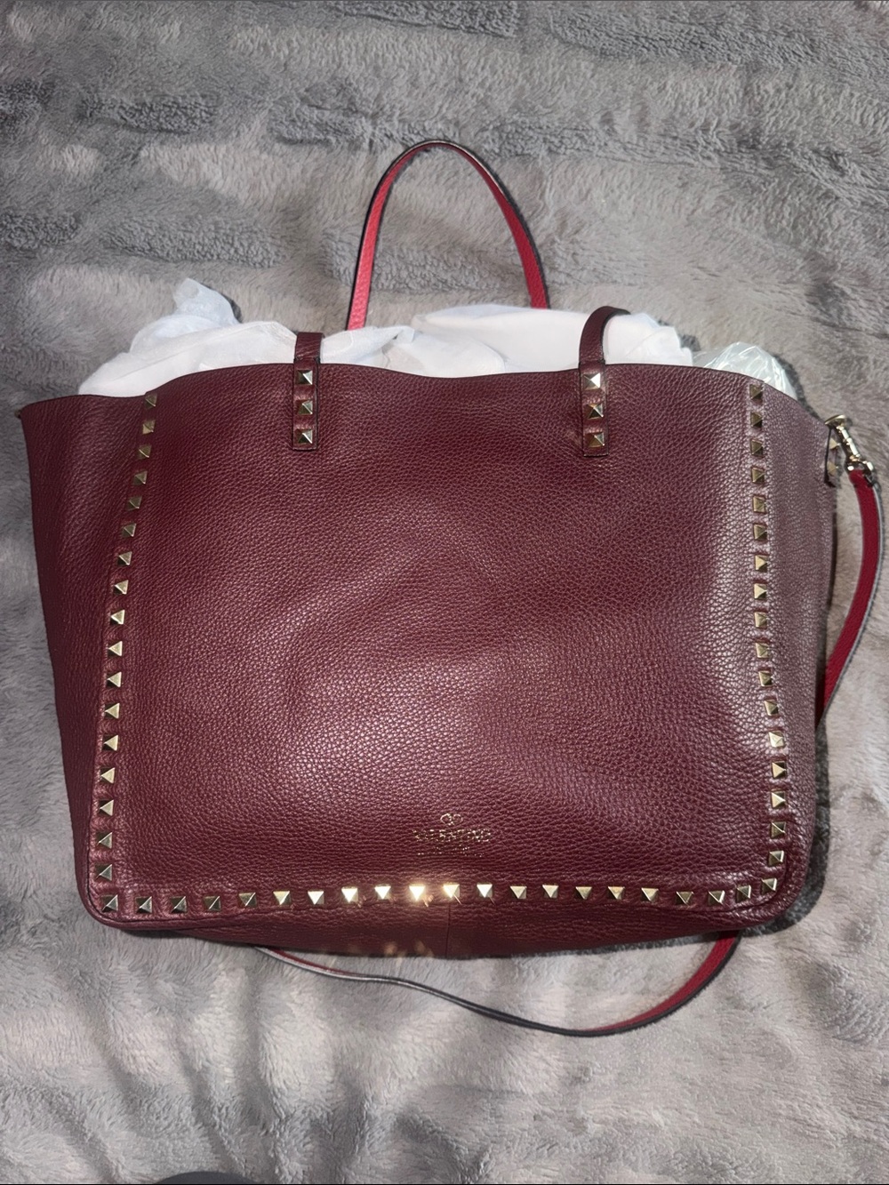 Pre-loved Valentino Garavani reversible, Rockstud tote excellent condition.